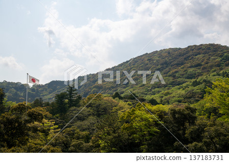 伊勢神宮(位於三重縣伊勢市)內,日本國旗在風中飄揚。 伊勢神宮(位於三重縣伊勢市)內,日本國旗在風中飄揚。 137183731
