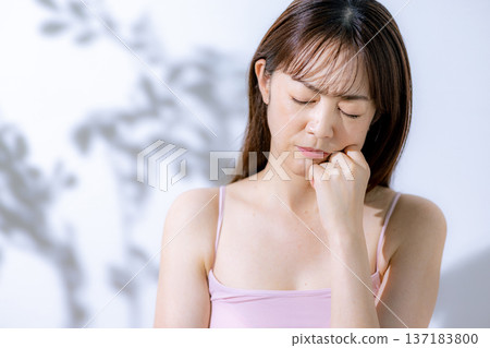 Middle women beauty Middle women beauty 137183800