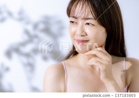 Middle women beauty 137183803