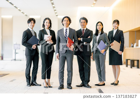 商人在辦公室排隊 商人在辦公室排隊 137183827
