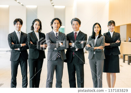 商人在辦公室排隊 商人在辦公室排隊 137183829