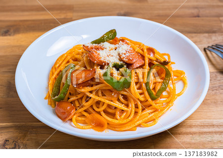 Cafe-style Neapolitan spaghetti, classic pasta with sausages and green peppers Cafe-style Neapolitan spaghetti, classic pasta with sausages and green peppers 137183982