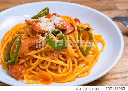 咖啡館風味那不勒斯義大利麵，經典義大利麵配香腸和青椒 137183985
