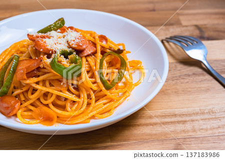 咖啡館風味那不勒斯義大利麵，經典義大利麵配香腸和青椒 137183986