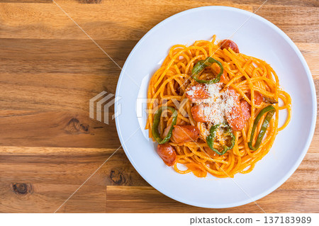 咖啡館風味那不勒斯義大利麵,經典義大利麵配香腸和青椒 咖啡館風味那不勒斯義大利麵,經典義大利麵配香腸和青椒 137183989