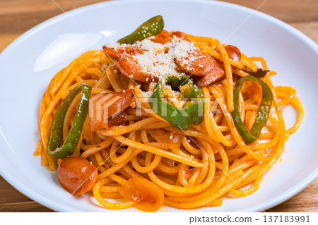 咖啡館風味那不勒斯義大利麵,經典義大利麵配香腸和青椒 咖啡館風味那不勒斯義大利麵,經典義大利麵配香腸和青椒 137183991