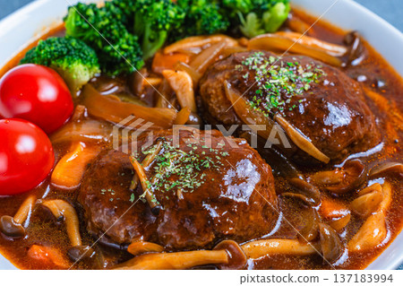 燉半熟的漢堡包 137183994