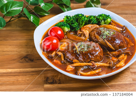 Braised hamburger with demiglace sauce 137184004