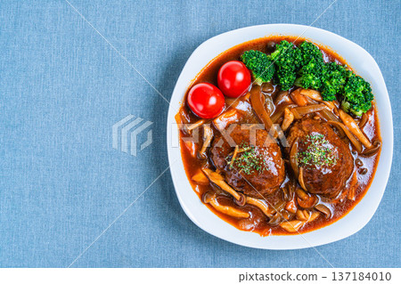 燉半熟的漢堡包 燉半熟的漢堡包 137184010