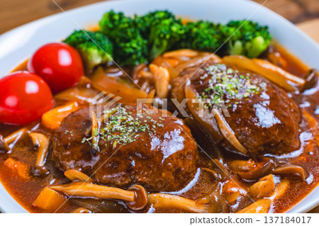 燉半熟的漢堡包 燉半熟的漢堡包 137184017