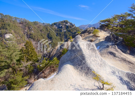 Granite rocks of the Shirasuna mountain ridge and Mt. Yasaburo in Shosenkyo Gorge, Yamanashi Prefecture Granite rocks of the Shirasuna mountain ridge and Mt. Yasaburo in Shosenkyo Gorge, Yamanashi Prefecture 137184455