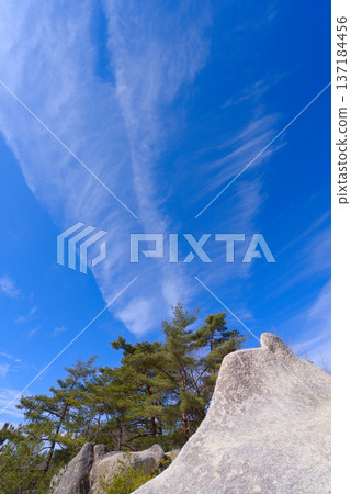 山梨縣昭泉峽白鷺山花崗岩巨石與藍天景色 137184456