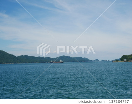 船隻和大海的景色真美。 137184757