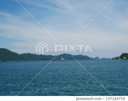 天空、山脈、大海和船隻構成了一幅美麗的畫面。 137184758