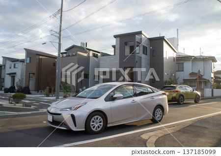 一輛混合動力轎車正在路上行駛。 137185099