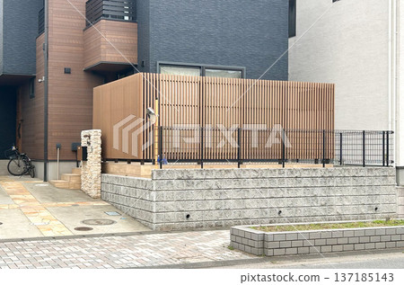 Vertical lattice louvered privacy fence for detached houses (brown/wood grain color) 137185143