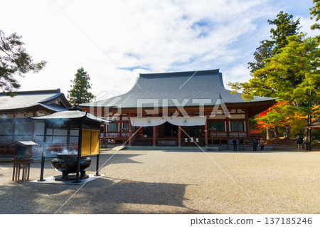 岩手縣平泉市的秋天-世界遺產毛辻寺正殿的秋色 岩手縣平泉市的秋天-世界遺產毛辻寺正殿的秋色 137185246