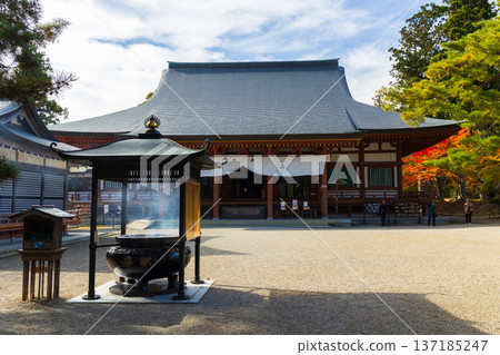 岩手縣平泉市的秋天－世界遺產毛辻寺正殿的秋色 137185247