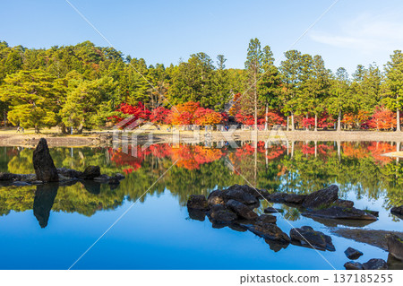 秋季的岩手縣平泉市：世界遺產茂津寺，秋色迷人，還有淨土庭園。 137185255