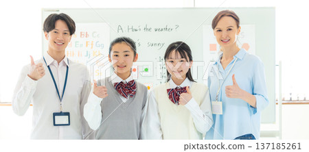 教育:一位國中生和一位老師正在上英語會話課的合影 教育:一位國中生和一位老師正在上英語會話課的合影 137185261