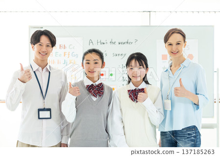 教育：一位國中生和一位老師正在上英語會話課的合影 137185263