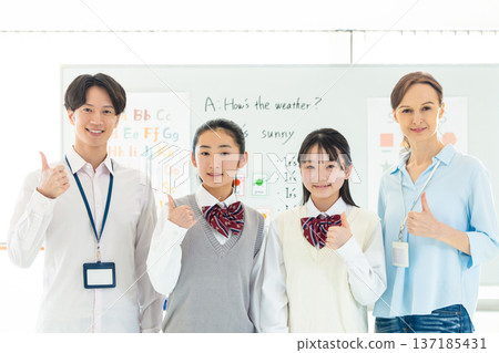 教育：一位國中生和一位老師正在上英語會話課的合影 137185431