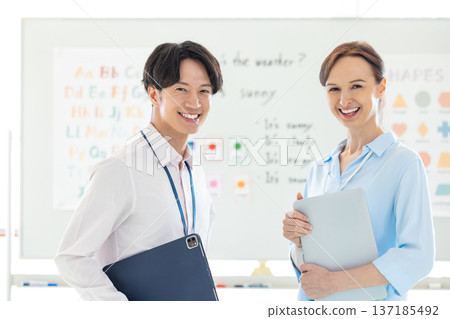 English conversation class: Portraits of foreign and Japanese teachers 137185492