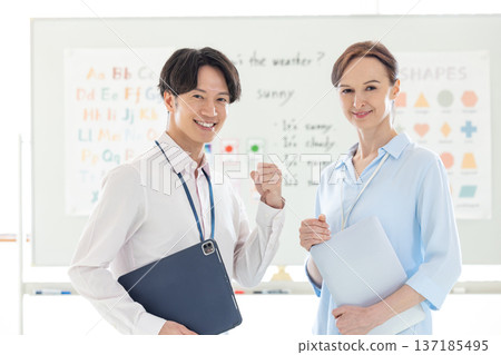 English conversation class: Portraits of foreign and Japanese teachers 137185495