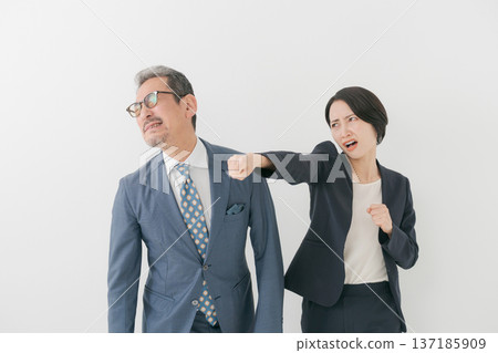 中年男子被毆打 137185909