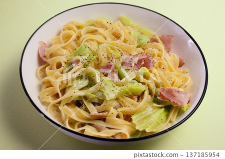 白菜和培根奶油意大利面 137185954