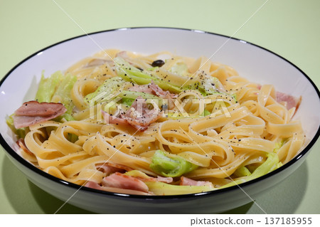 白菜和培根奶油意大利面 137185955