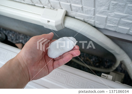 Use air conditioner pipe putty to seal the gap at the pipe cover wiring entrance. 137186034