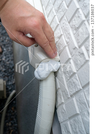 Use air conditioner pipe putty to seal the gap at the pipe cover wiring entrance. 137186037