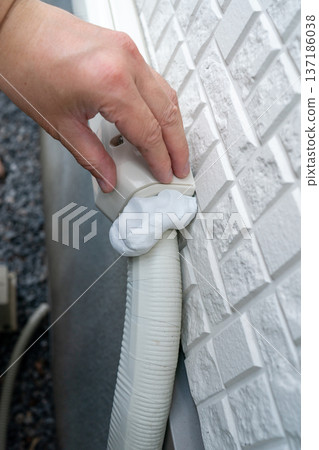 Use air conditioner pipe putty to seal the gap at the pipe cover wiring entrance. 137186038