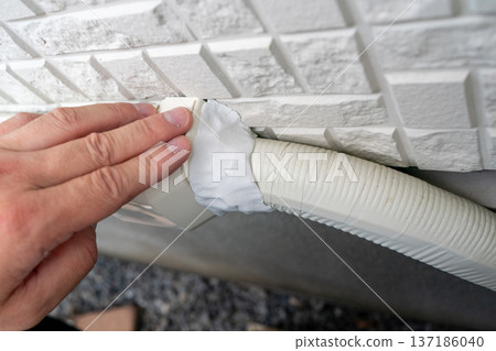 Air conditioner decorative cover - Eliminates pest entry routes 137186040