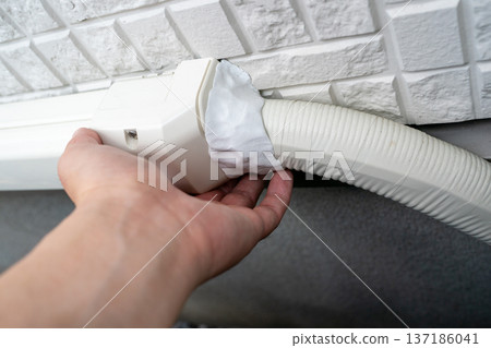 Use air conditioner pipe putty to seal the gap at the pipe cover wiring entrance. 137186041