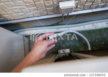 The inside of the outdoor unit's drain hose is dirty 137186050