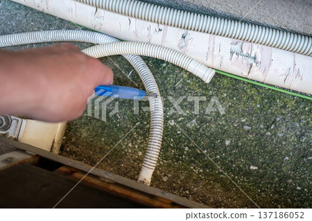 剪斷室外機的排水軟管 137186052