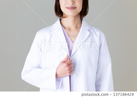 身穿白大褂的中年女醫生 137186429