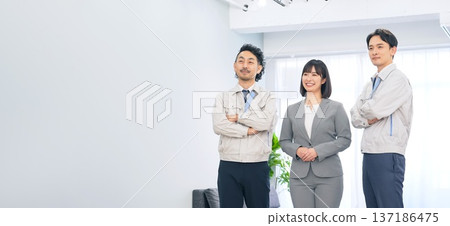 一群工人在辦公室裡排成一列。 137186475