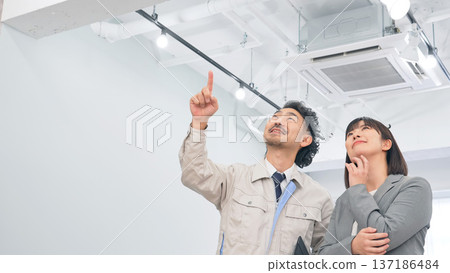 工人在辦公室檢查天花板設備 137186484