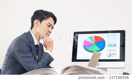 一位男性商務人士在辦公室工作時感到焦慮。 137186506