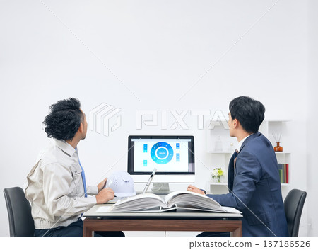 Group of business people and workers meeting in office Group of business people and workers meeting in office 137186526