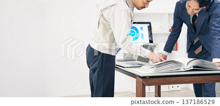 一群商務人士和工人在辦公室開會 137186529