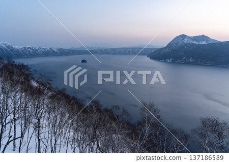 在仲冬的摩週湖 137186589