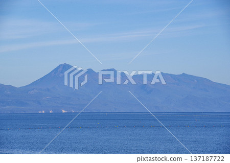 從羅臼國後展望台眺望國後島 從羅臼國後展望台眺望國後島 137187722