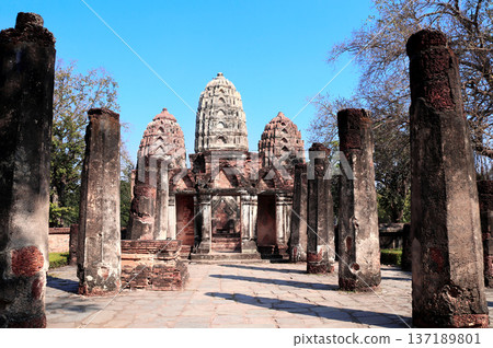 Ancient stone columns and pagodas, Wat Si Sawat temple, Sukhothai historical park. Picturesque scene with wat Si Sawat temple, Sukhothai old city, Northern Thailand. Topic of vacation, travel, trip 137189801