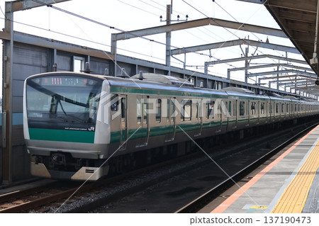 一列JR埼京線快速列車駛過南與野站的貫通軌道。 一列JR埼京線快速列車駛過南與野站的貫通軌道。 137190473