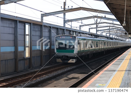 一列JR埼京線快速列車駛過南與野站的貫通軌道。 一列JR埼京線快速列車駛過南與野站的貫通軌道。 137190474