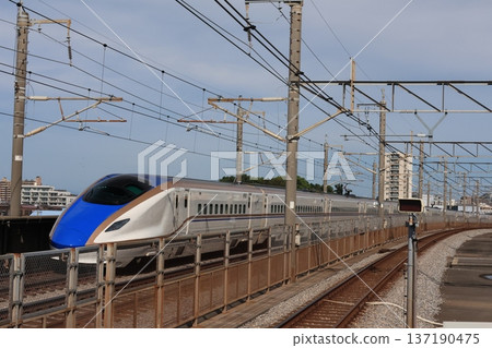 與 JR 埼京線平行運行的新幹線列車 與 JR 埼京線平行運行的新幹線列車 137190475